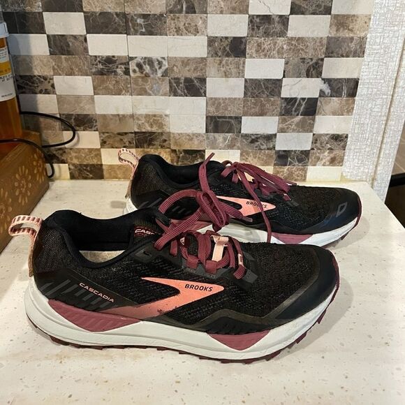 Brooks Sneakers  - Picture 2 of 6